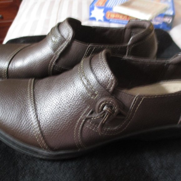 Women's Clarks Collection Brown Leather Shoes w/Button Accent Size 7 - Picture 2 of 5